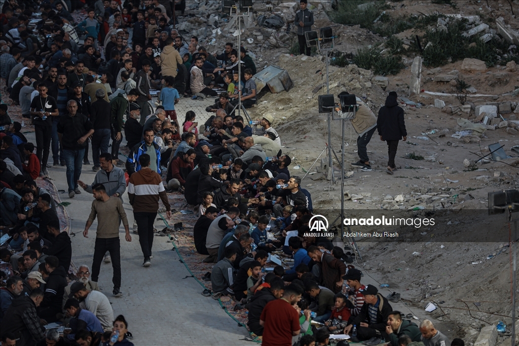 Gazze’de yıkıntılar arasında toplu iftar