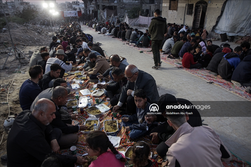 Gazze’de yıkıntılar arasında toplu iftar