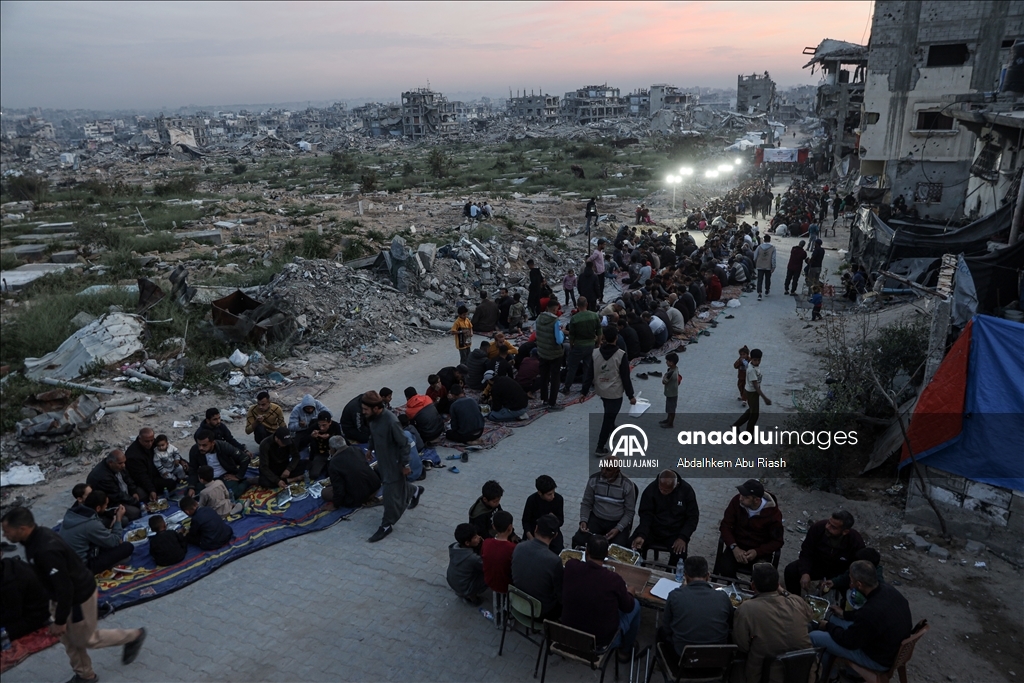 Gazze’de yıkıntılar arasında toplu iftar