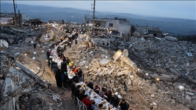 Lübnanlılar, İsrail saldırılarında yıkılan evlerinin enkazı arasında toplu iftarda buluştu