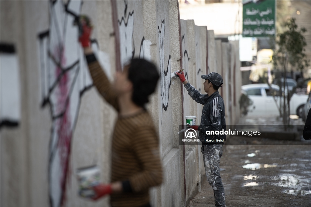 Suriyeli grafiti sanatçıları Deraya'da özgürlüğü ve barışı simgeleyen çizimler yaptı