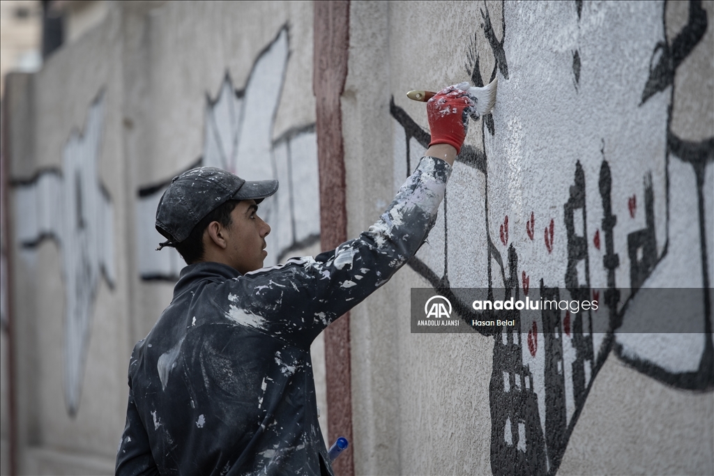 Suriyeli grafiti sanatçıları Deraya'da özgürlüğü ve barışı simgeleyen çizimler yaptı