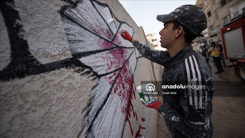 Suriyeli grafiti sanatçıları Deraya'da özgürlüğü ve barışı simgeleyen çizimler yaptı