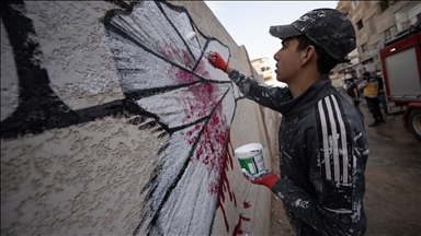 Suriyeli grafiti sanatçıları Deraya'da özgürlüğü ve barışı simgeleyen çizimler yaptı