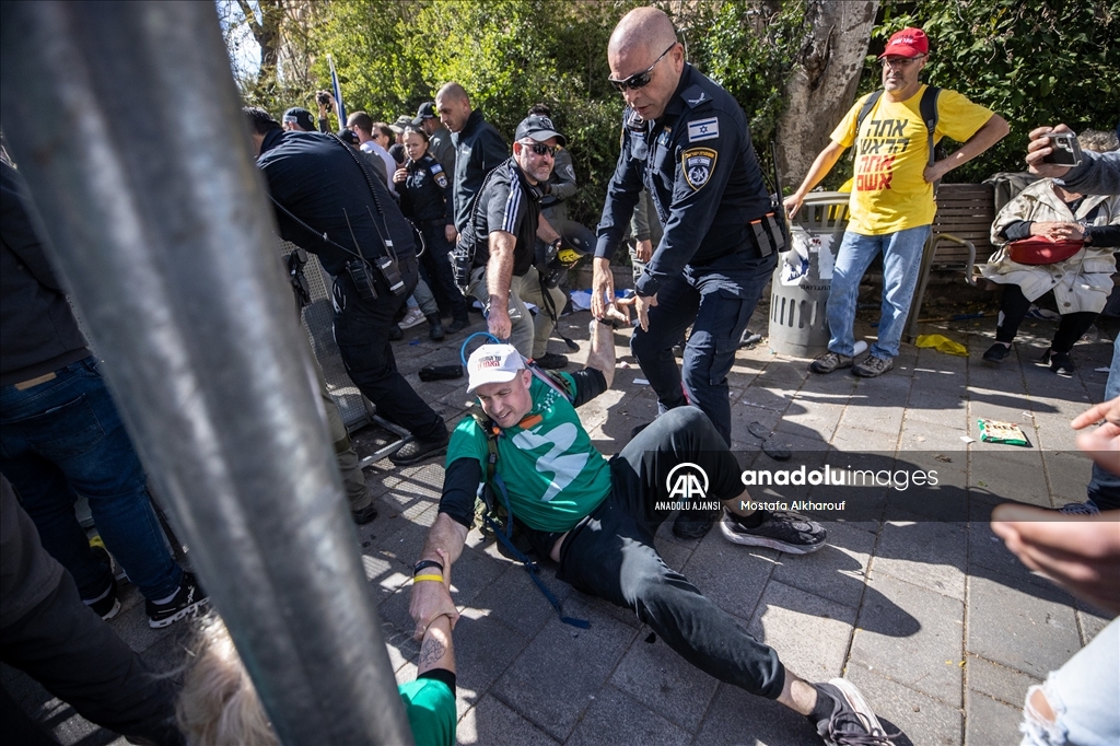 İsrail'de Netanyahu hükümetine karşı kitlesel protestolar düzenleniyor