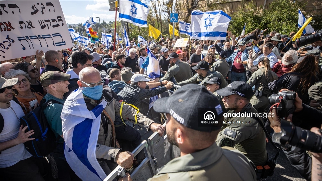 İsrail'de Netanyahu hükümetine karşı kitlesel protestolar düzenleniyor