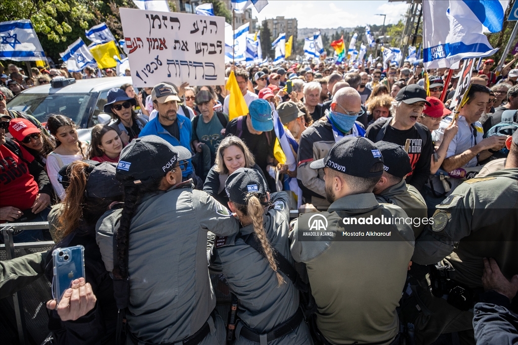 İsrail'de Netanyahu hükümetine karşı kitlesel protestolar düzenleniyor