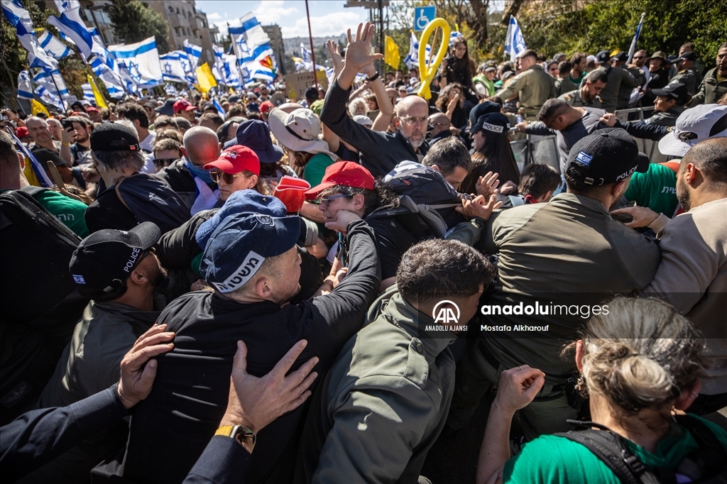İsrail'de Netanyahu hükümetine karşı kitlesel protestolar düzenleniyor