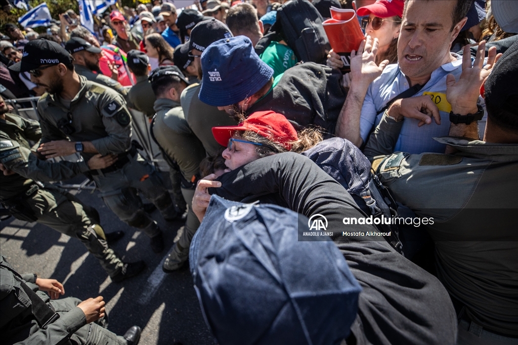 İsrail'de Netanyahu hükümetine karşı kitlesel protestolar düzenleniyor