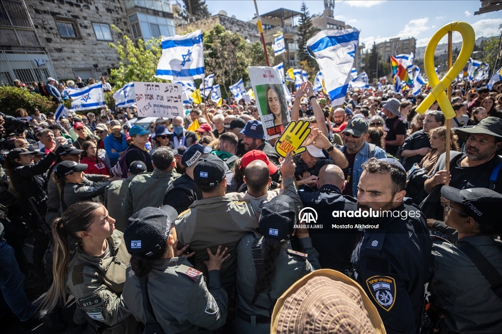 İsrail'de Netanyahu hükümetine karşı kitlesel protestolar düzenleniyor