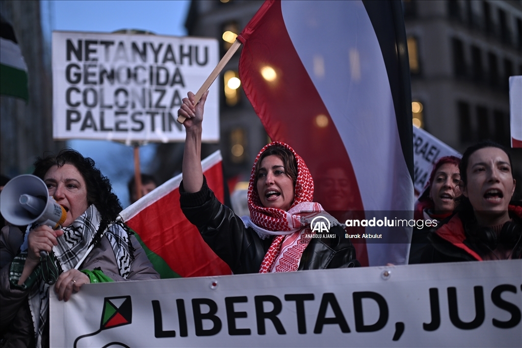 İspanya'nın başkenti Madrid'de İsrail'in Gazze'ye yönelik saldırıları protesto edildi
