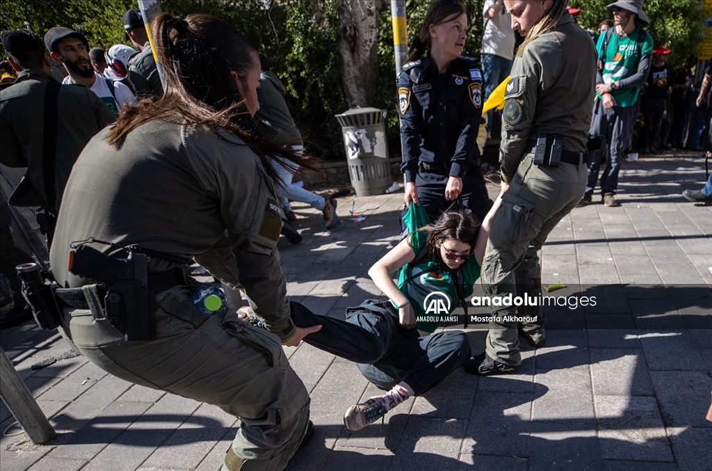 İsrail'de Netanyahu hükümetine karşı kitlesel protestolar düzenleniyor