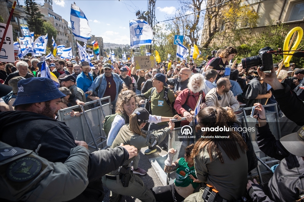 İsrail'de Netanyahu hükümetine karşı kitlesel protestolar düzenleniyor