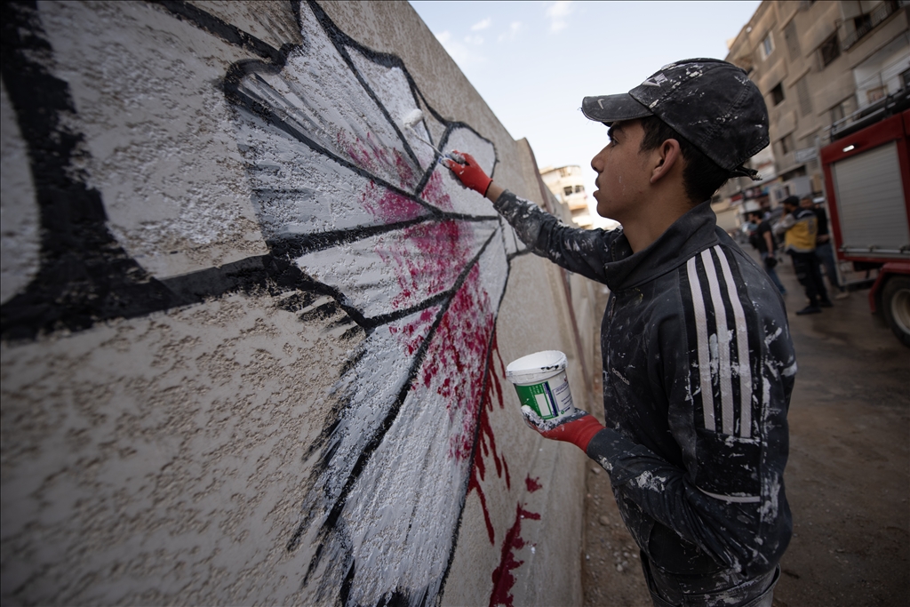 Syrian graffiti artists make drawings symbolizing freedom and peace