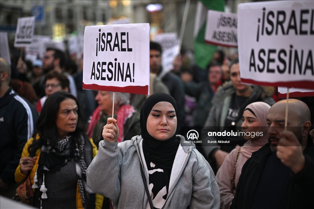 İspanya'nın başkenti Madrid'de İsrail'in Gazze'ye yönelik saldırıları protesto edildi