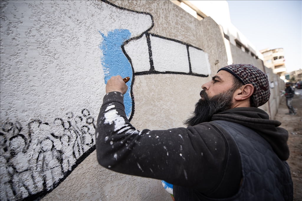 Syrian graffiti artists make drawings symbolizing freedom and peace