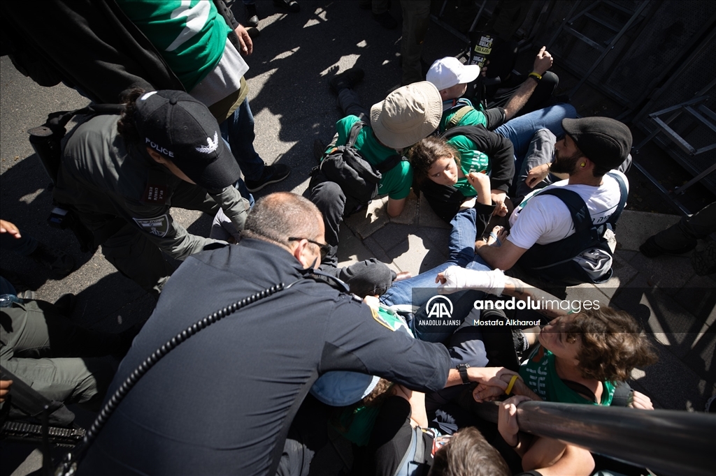 İsrail'de Netanyahu hükümetine karşı kitlesel protestolar düzenleniyor