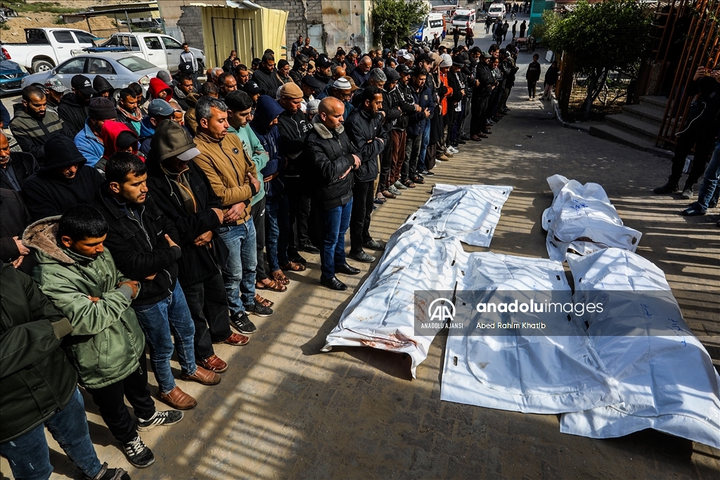 İsrail'in Gazze Şeridi'nin farklı yerlerine düzenlediği saldırılarda en az 35 kişi öldü