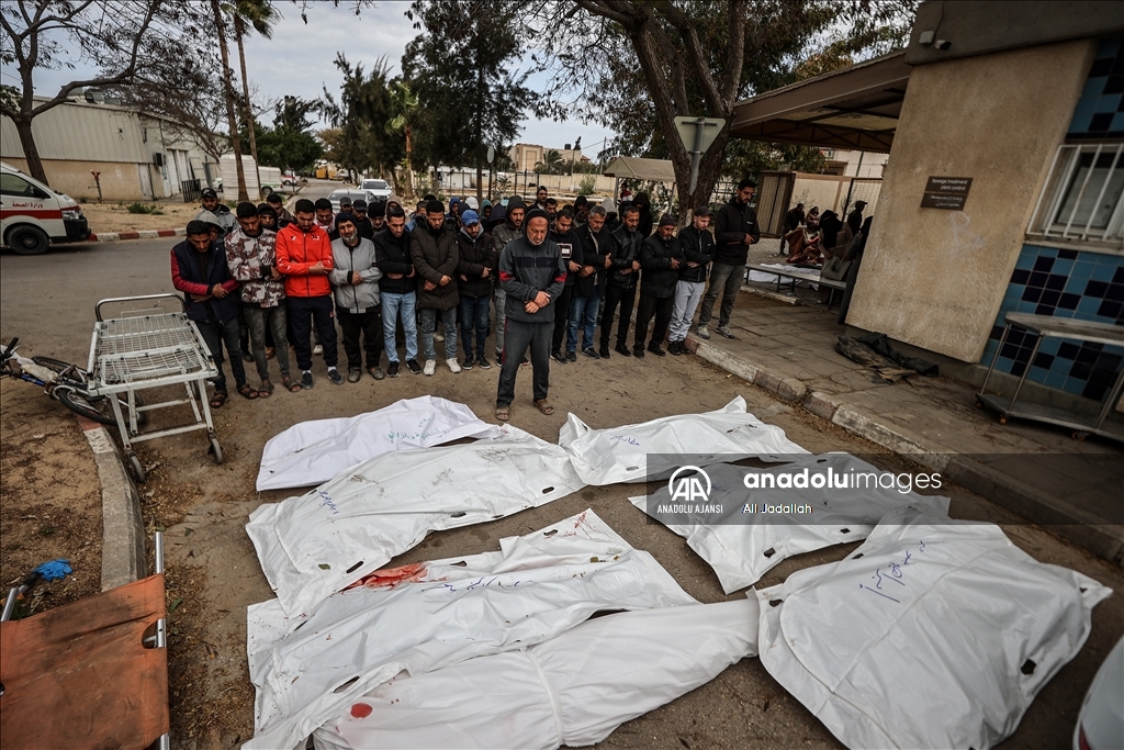 İsrail'in Gazze Şeridi'nin farklı yerlerine düzenlediği saldırılarda en az 35 kişi öldü