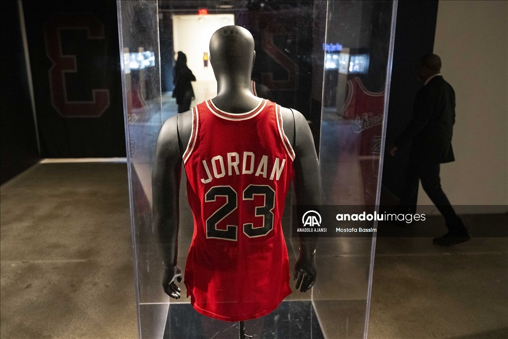 Michael Jordan ve Kobe Bryant’ın ilk NBA forması açık artırmaya çıkıyor 