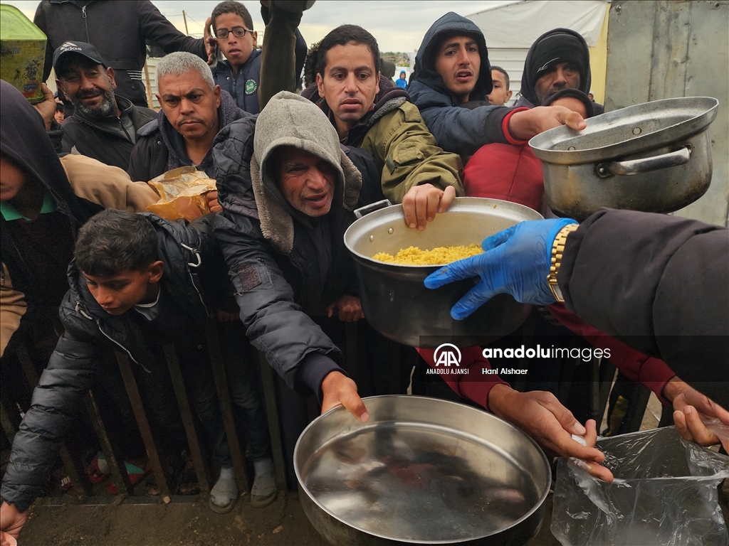 İsrail saldırıları altındaki Gazze'de Filistinlilere yemek dağıtıldı