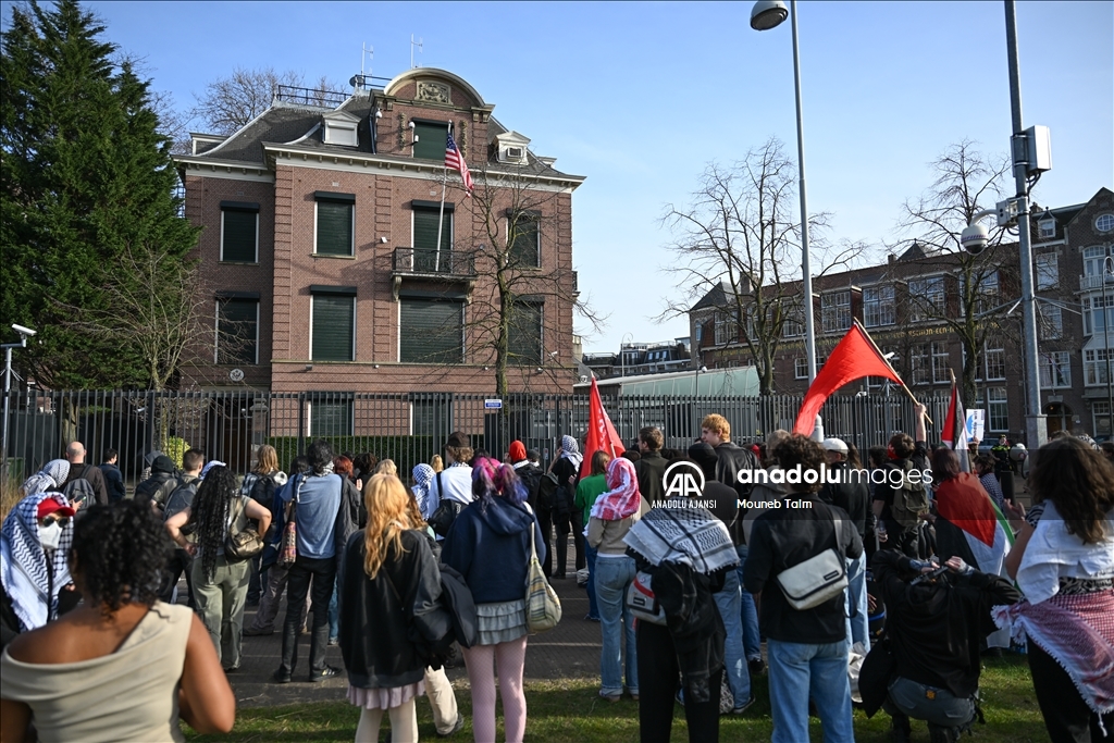 Amsterdam'daki ABD Konsolosluğu önünde Filistin yanlısı gösteri düzenlendi