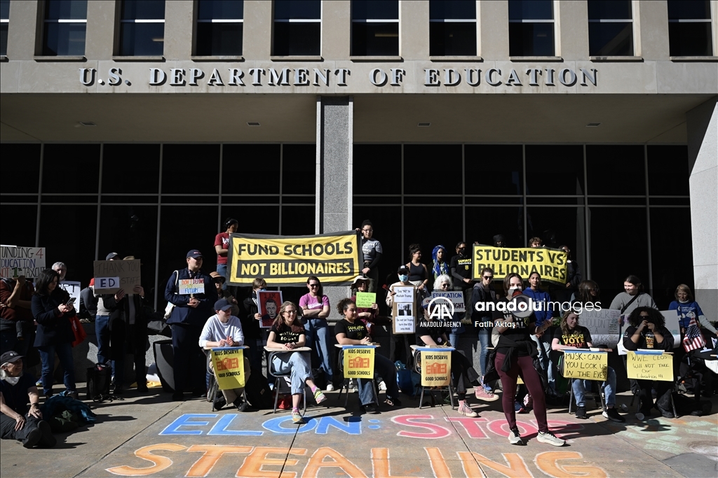 Protest in Washington after Trump's decision to dismantle US Department of Education