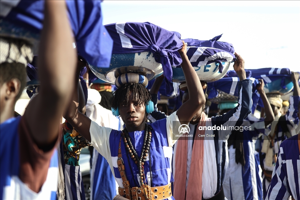 Senegal'de Müridiler ihtiyaç sahiplerine iftarlık dağıttı