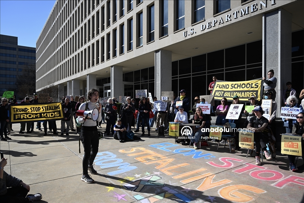 Protest in Washington after Trump's decision to dismantle US Department of Education