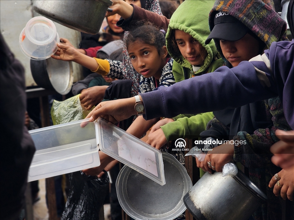 İsrail saldırıları altındaki Gazze'de Filistinlilere yemek dağıtıldı