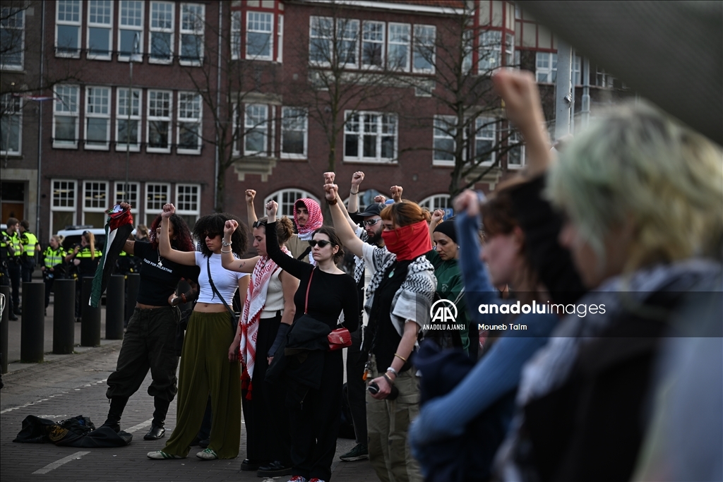 Amsterdam'daki ABD Konsolosluğu önünde Filistin yanlısı gösteri düzenlendi