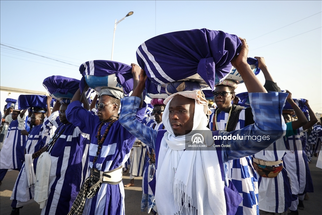 Senegal'de Müridiler ihtiyaç sahiplerine iftarlık dağıttı