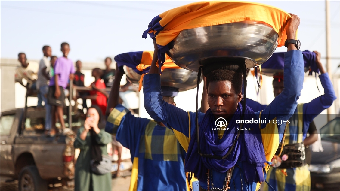 Senegal'de Müridiler ihtiyaç sahiplerine iftarlık dağıttı
