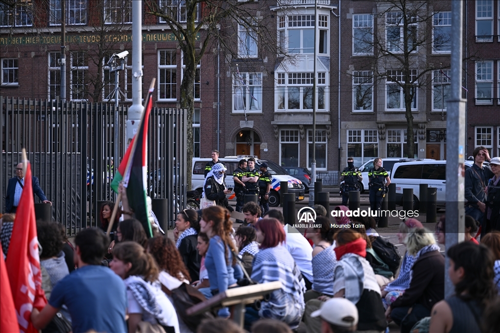Amsterdam'daki ABD Konsolosluğu önünde Filistin yanlısı gösteri düzenlendi