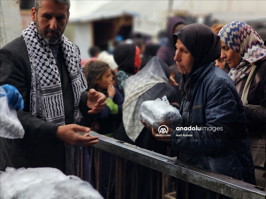 İsrail saldırıları altındaki Gazze'de Filistinlilere yemek dağıtıldı