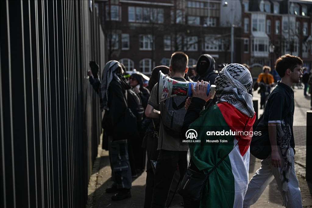 Amsterdam'daki ABD Konsolosluğu önünde Filistin yanlısı gösteri düzenlendi