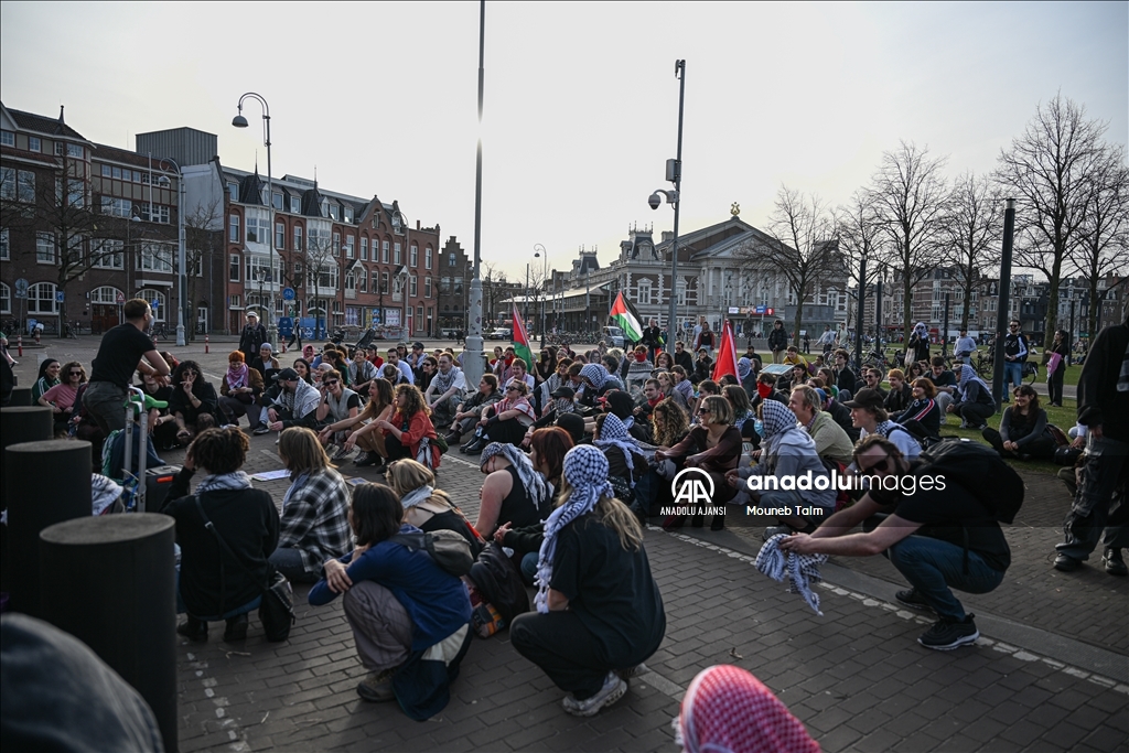 Amsterdam'daki ABD Konsolosluğu önünde Filistin yanlısı gösteri düzenlendi