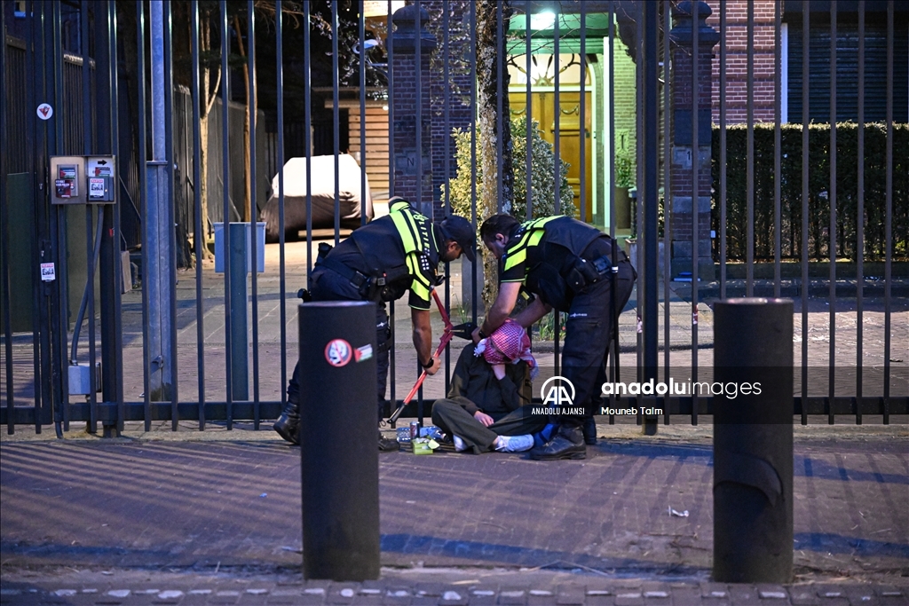 Amsterdam'daki ABD Konsolosluğu önünde Filistin yanlısı gösteri düzenlendi