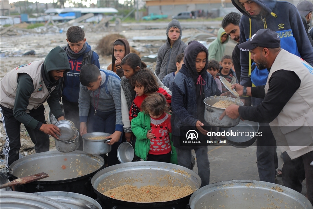 İsrail saldırıları altındaki Gazze'de Filistinlilere yemek dağıtıldı