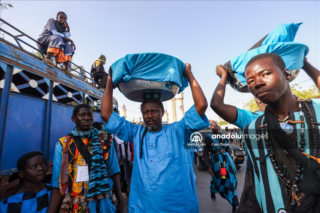 Senegal'de Müridiler ihtiyaç sahiplerine iftarlık dağıttı