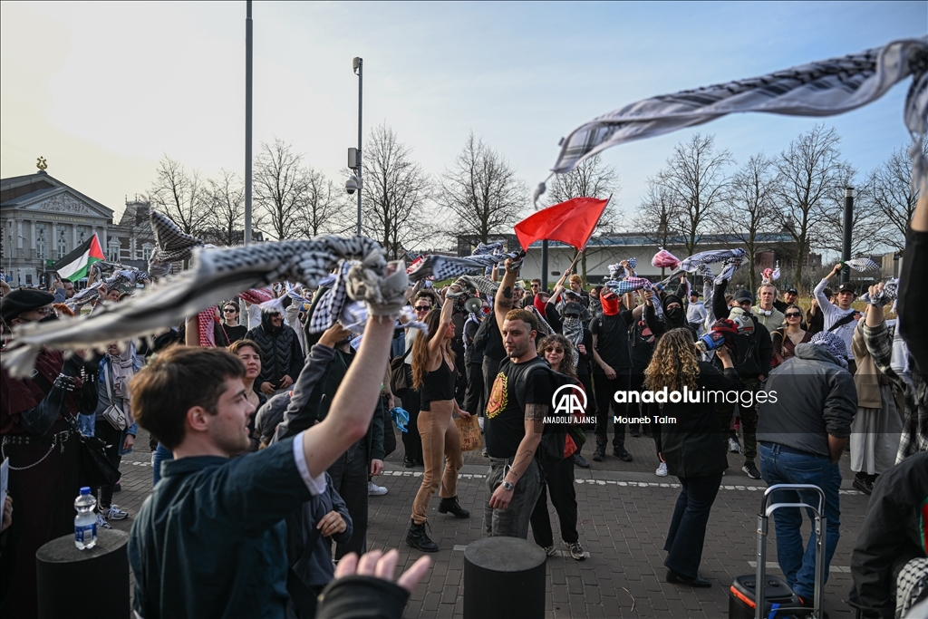 Amsterdam'daki ABD Konsolosluğu önünde Filistin yanlısı gösteri düzenlendi