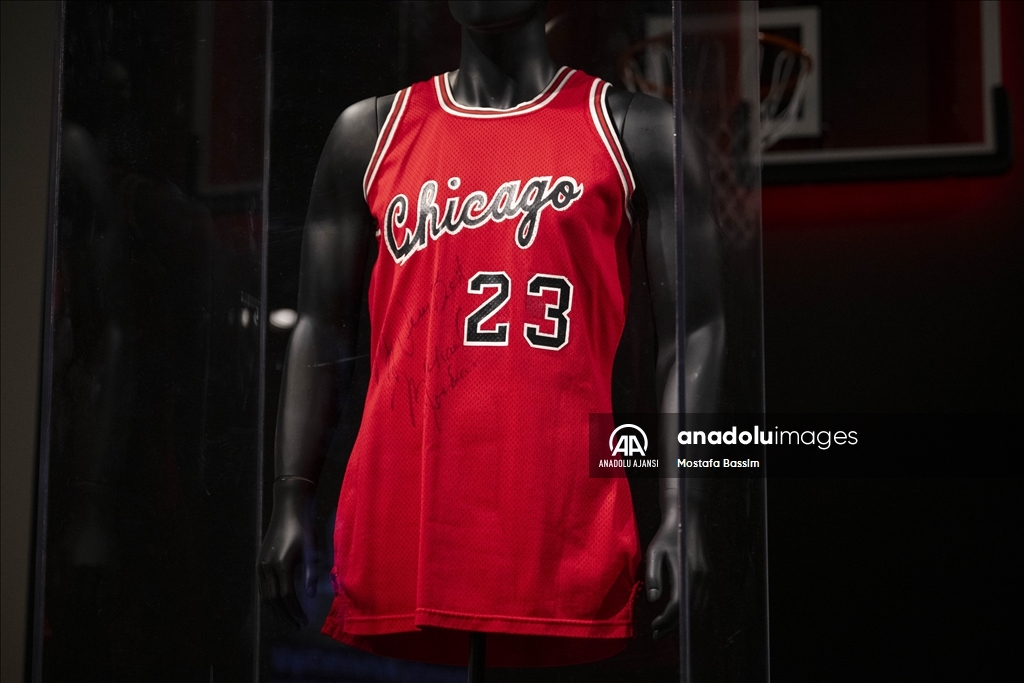 Michael Jordan ve Kobe Bryant’ın ilk NBA forması açık artırmaya çıkıyor 