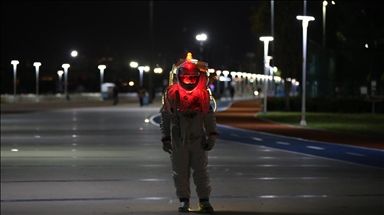 Mersinli esnaf tasarladığı astronot kıyafetiyle su tasarrufuna dikkati çekiyor