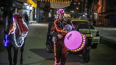 Mısırlı ramazan davulcusu El-Dahshan, atıyla sokakları gezerek halkı sahur için uyandırıyor