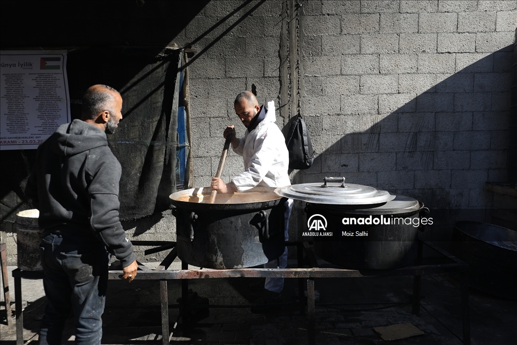İsrail saldırıları altındaki Gazze'de Filistinlilere yemek dağıtıldı