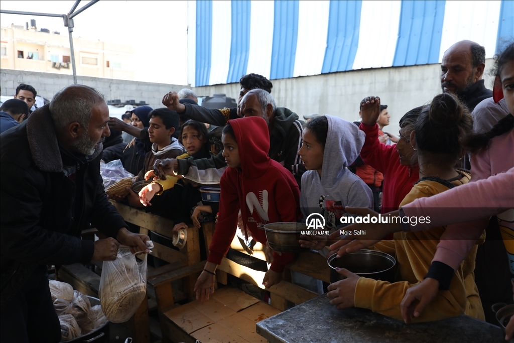 İsrail saldırıları altındaki Gazze'de Filistinlilere yemek dağıtıldı