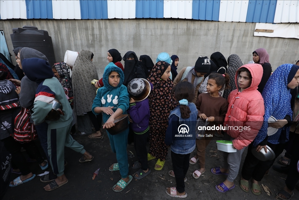 İsrail saldırıları altındaki Gazze'de Filistinlilere yemek dağıtıldı