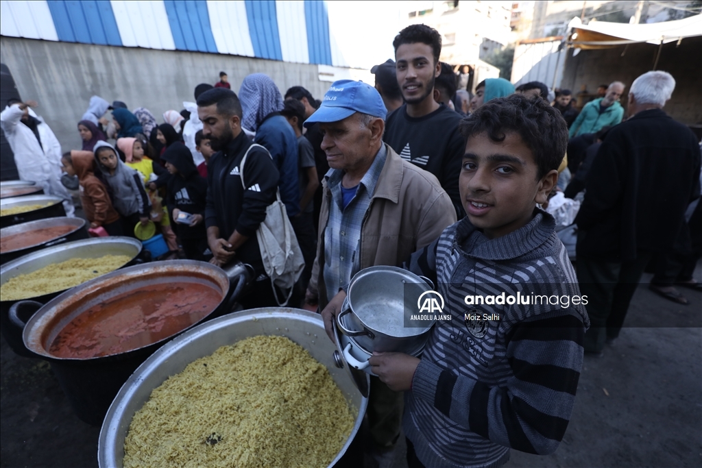 İsrail saldırıları altındaki Gazze'de Filistinlilere yemek dağıtıldı
