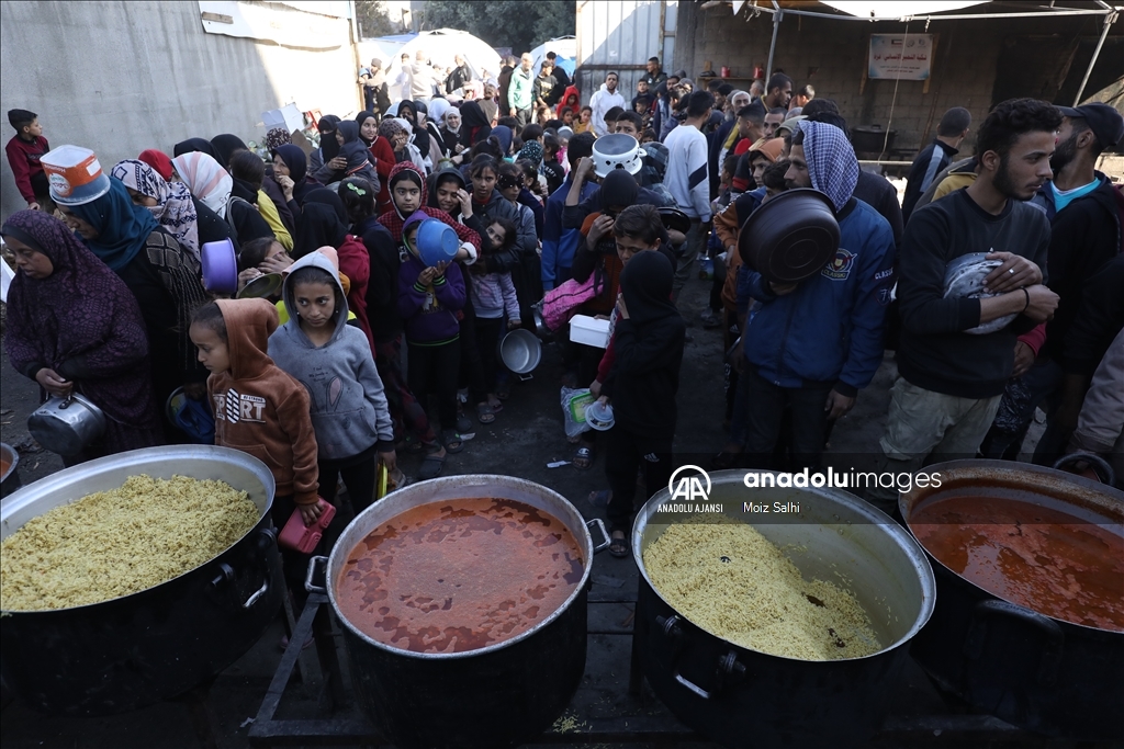 İsrail saldırıları altındaki Gazze'de Filistinlilere yemek dağıtıldı