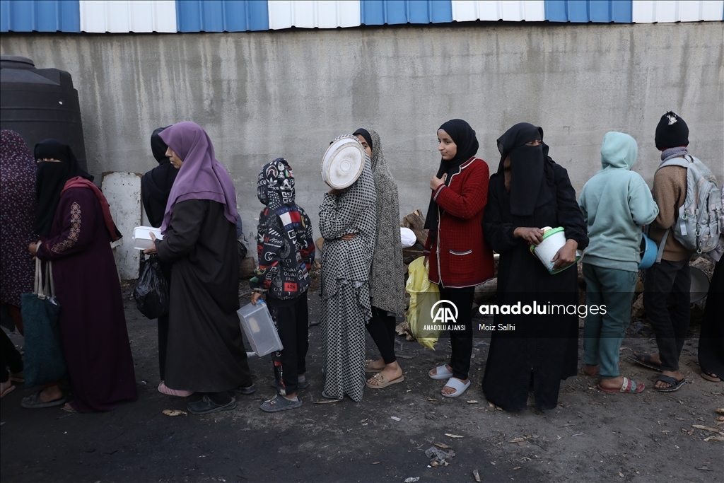 İsrail saldırıları altındaki Gazze'de Filistinlilere yemek dağıtıldı
